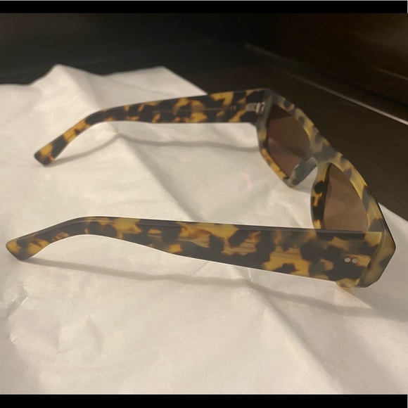 Cutler and Gross CGSN137 Tortoise Shell - Picture 5 of 9